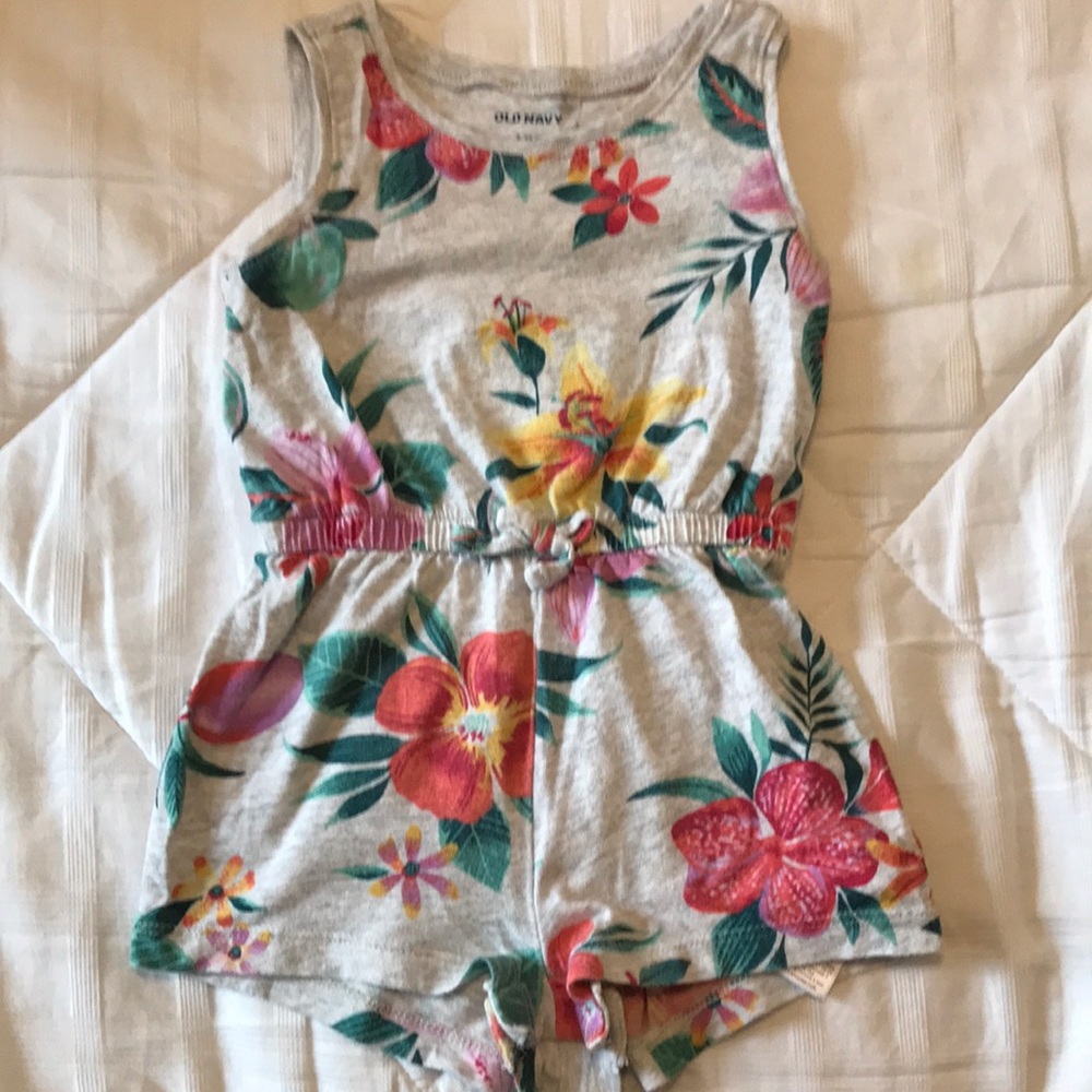 Hawaiian print romper. 6-12m.